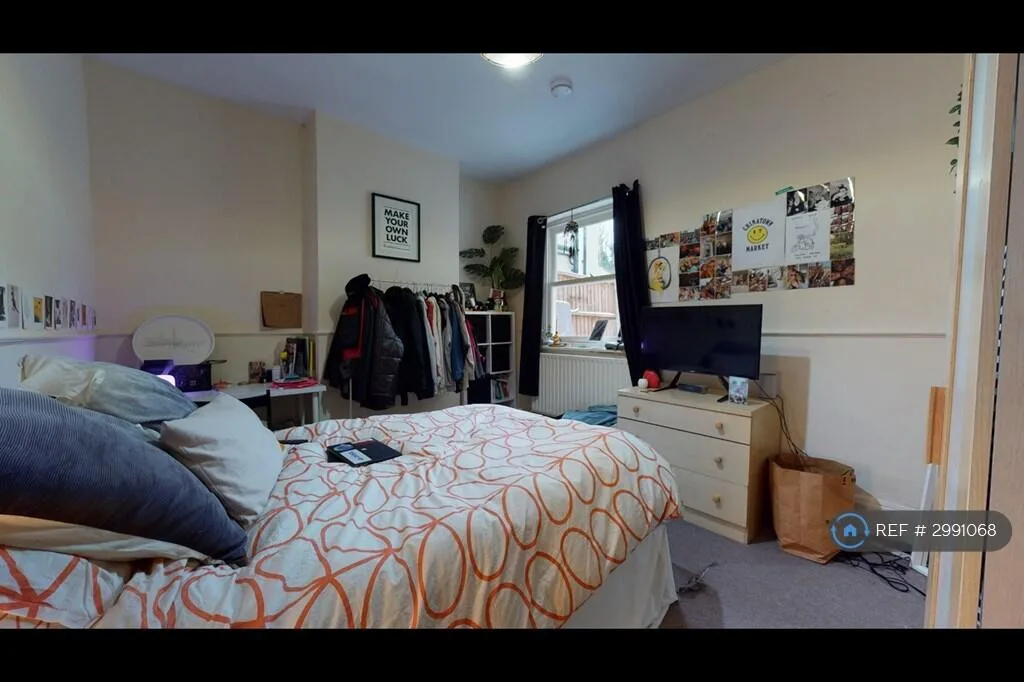 6 bedroom semi-detached house for rent