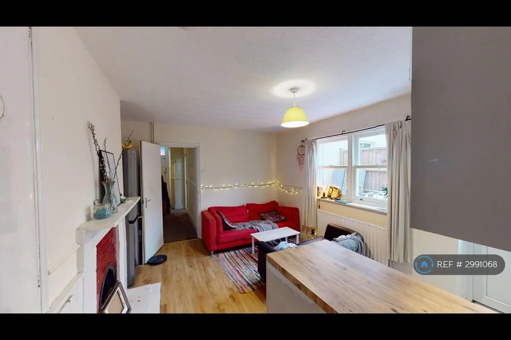 6 bedroom semi-detached house for rent