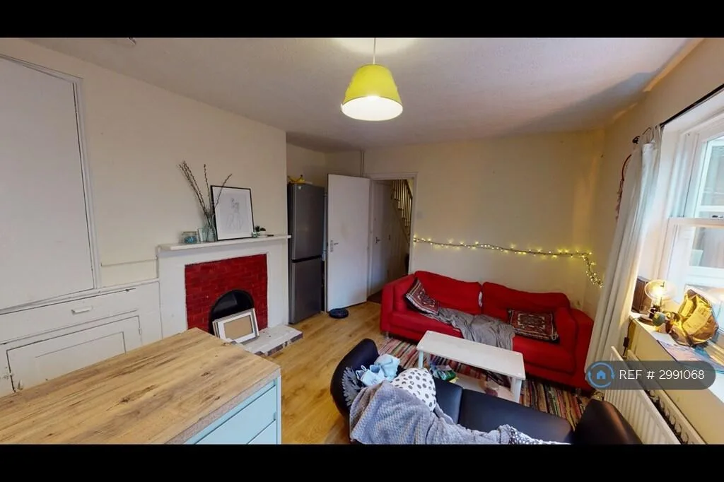 6 bedroom semi-detached house for rent