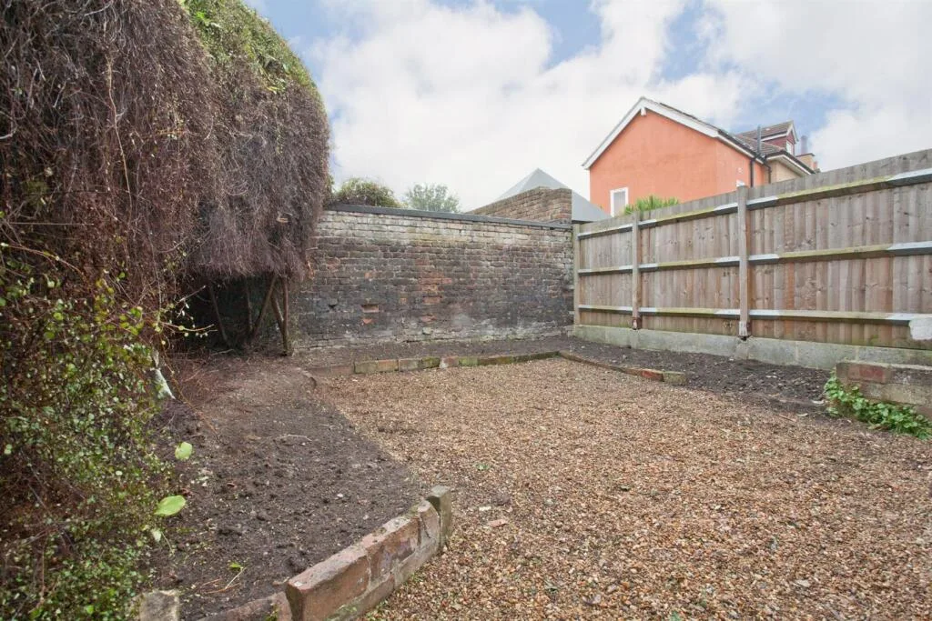5 bedroom terraced house for rent