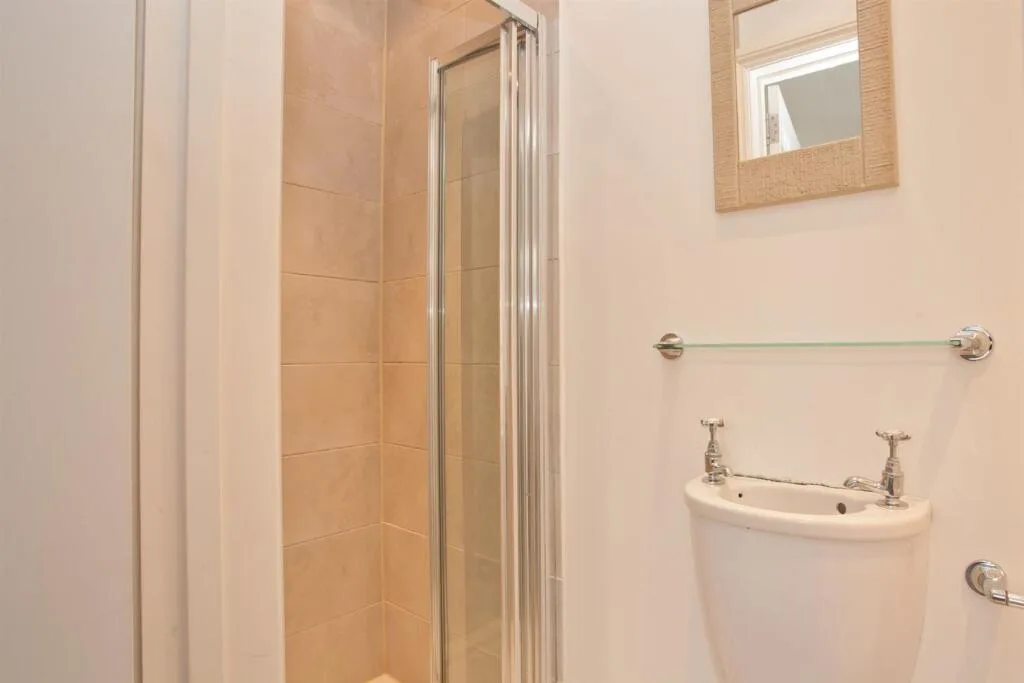 5 bedroom terraced house for rent