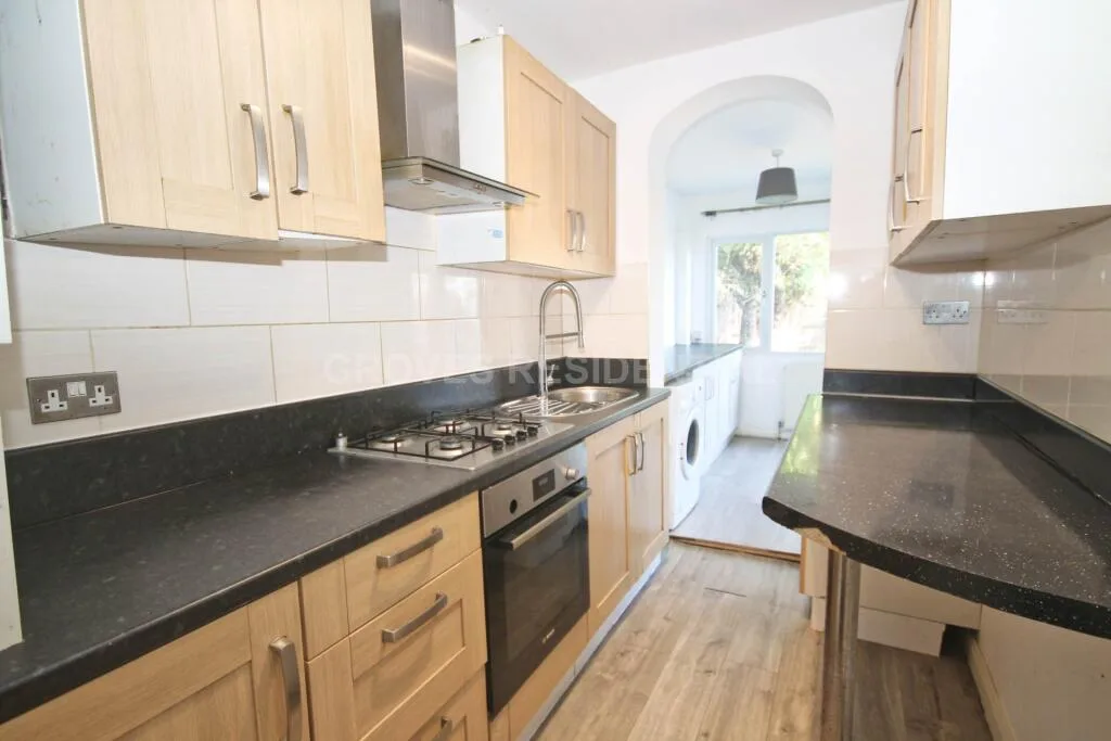 3 bedroom end of terrace house for rent