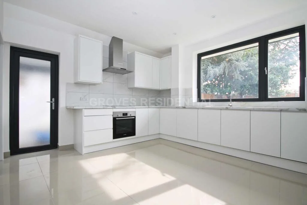 5 bedroom detached house for rent