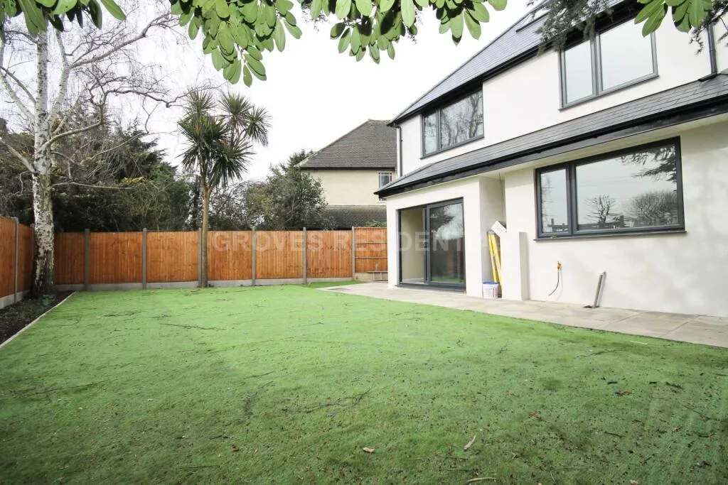 5 bedroom detached house for rent
