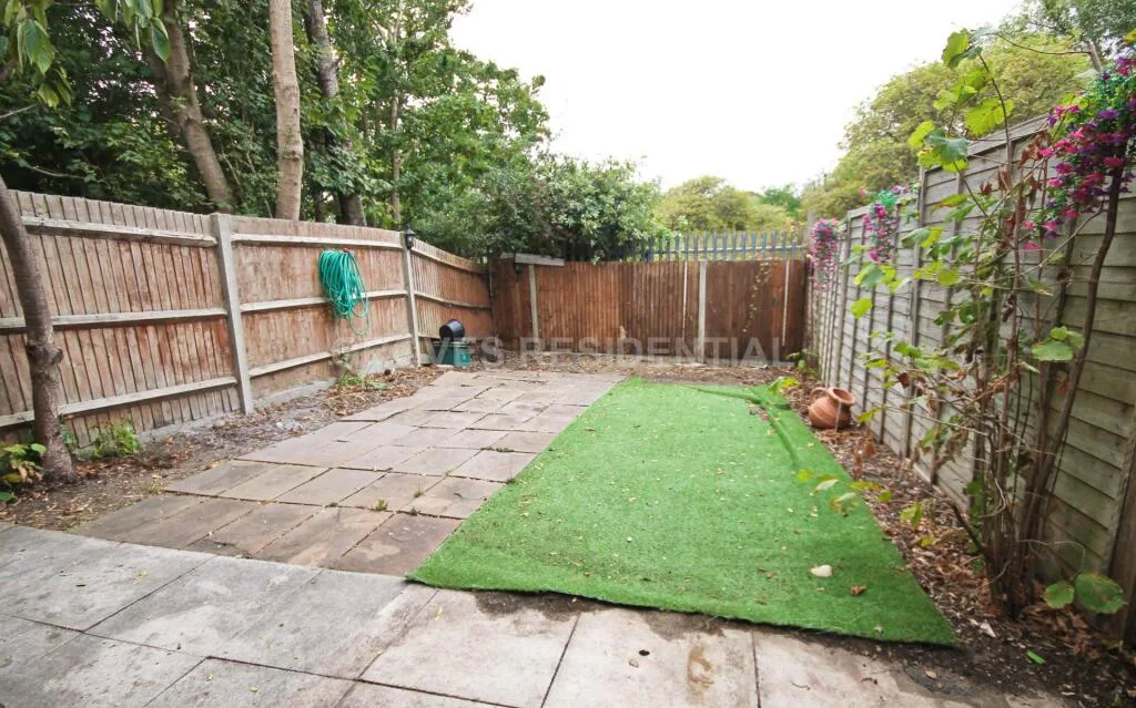 3 bedroom end of terrace house for rent