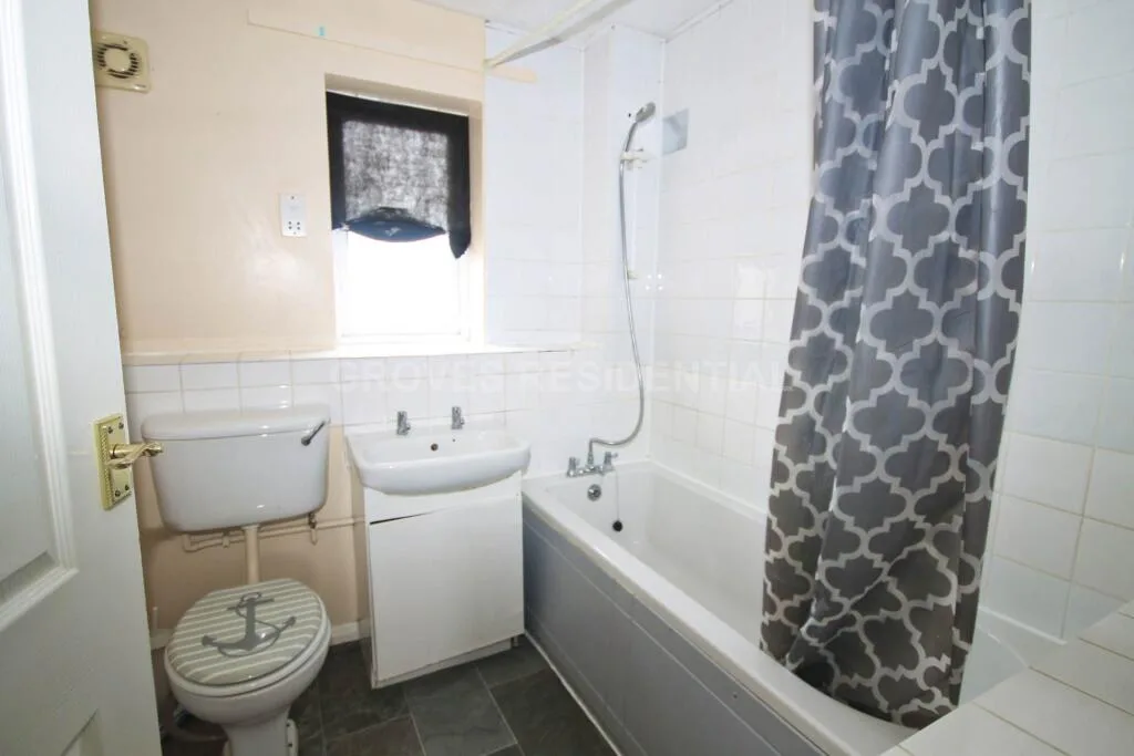 3 bedroom end of terrace house for rent
