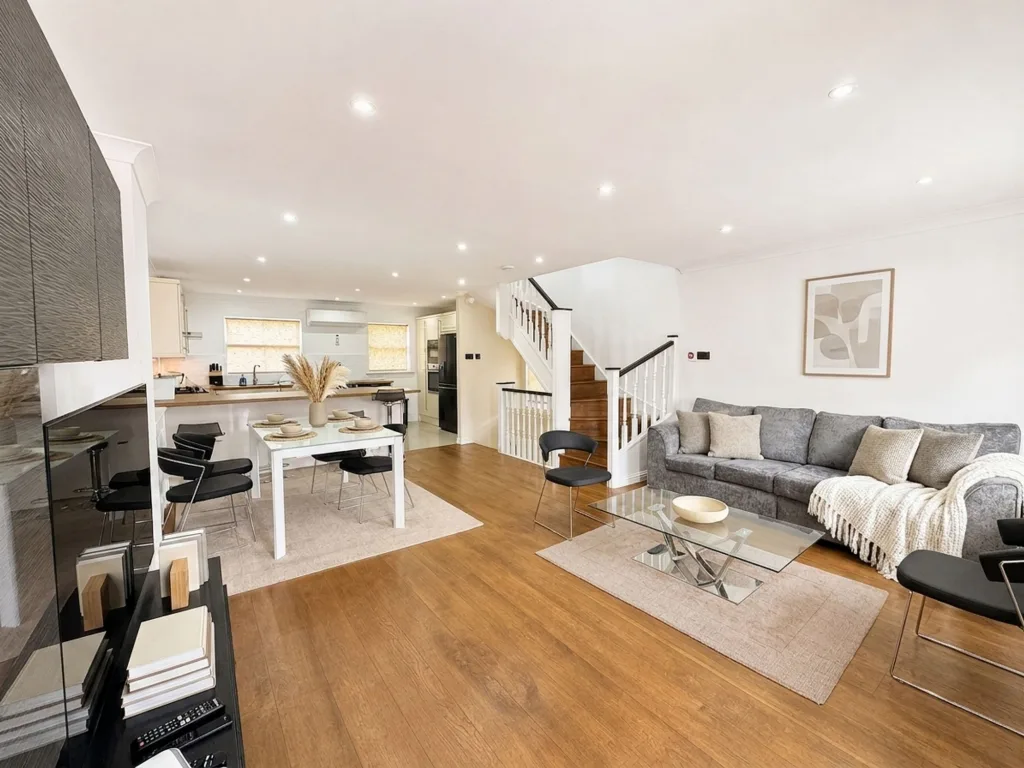 4 bedroom end of terrace house for rent