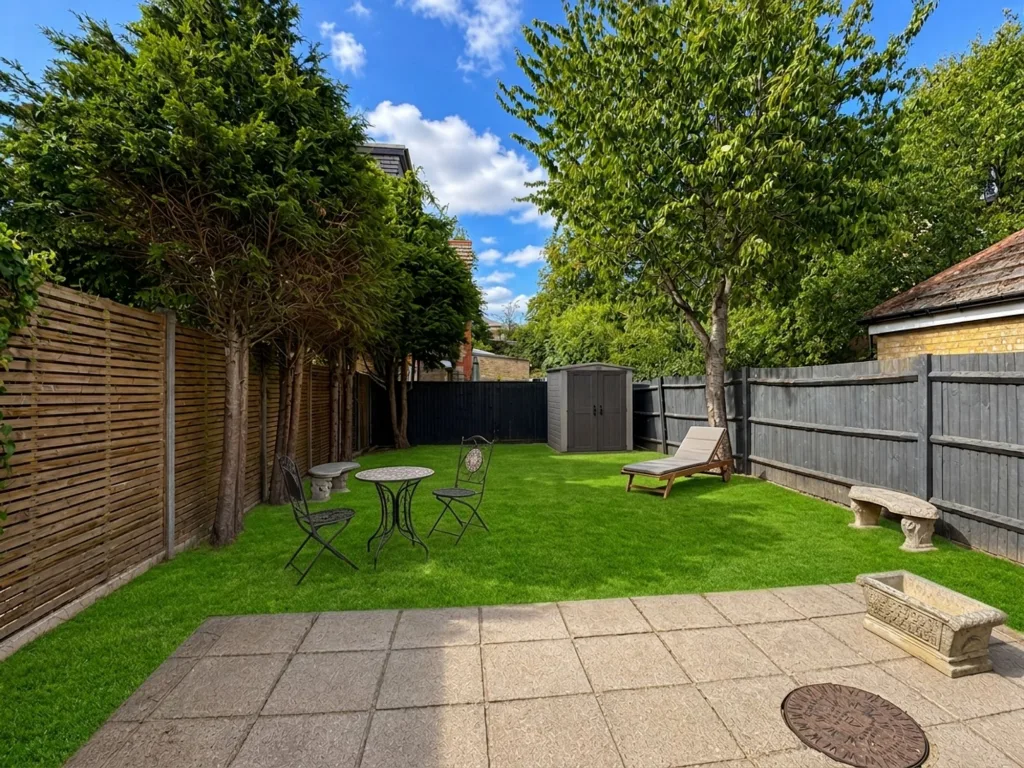 4 bedroom end of terrace house for rent