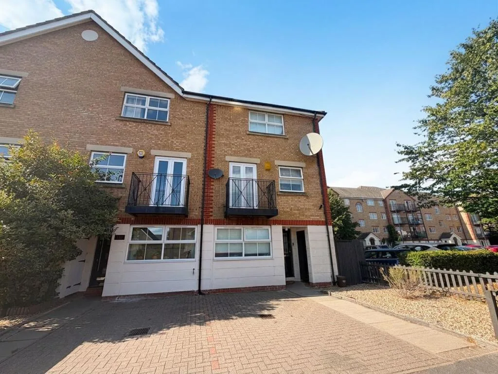 4 bedroom end of terrace house for rent