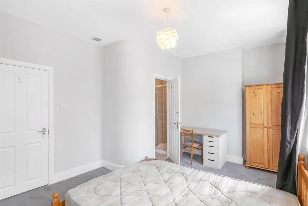 5 bedroom terraced house for rent