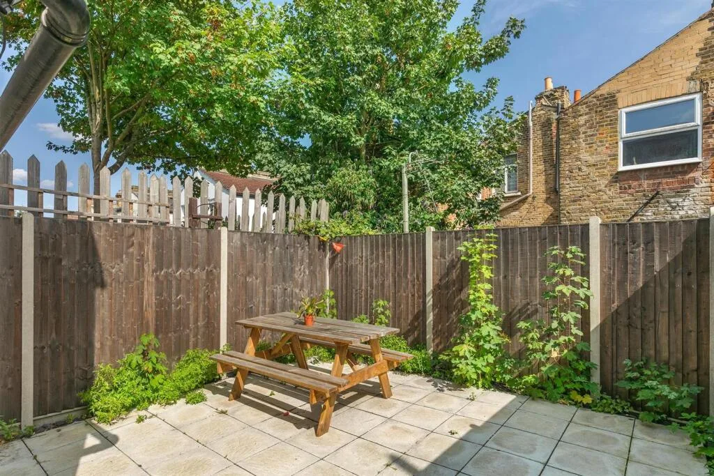 5 bedroom terraced house for rent