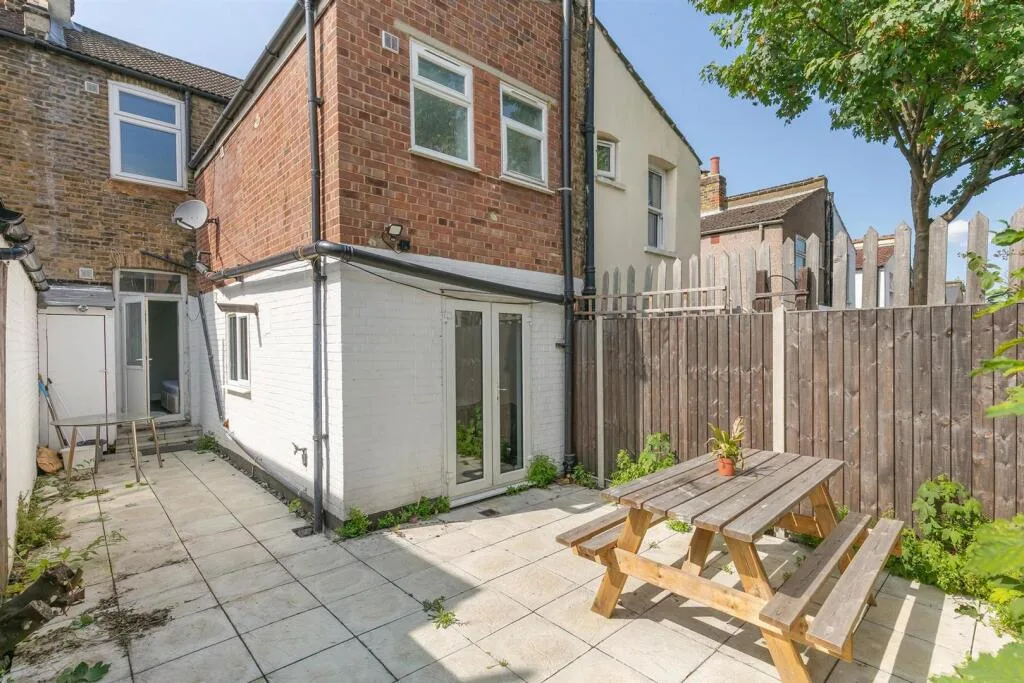 5 bedroom terraced house for rent