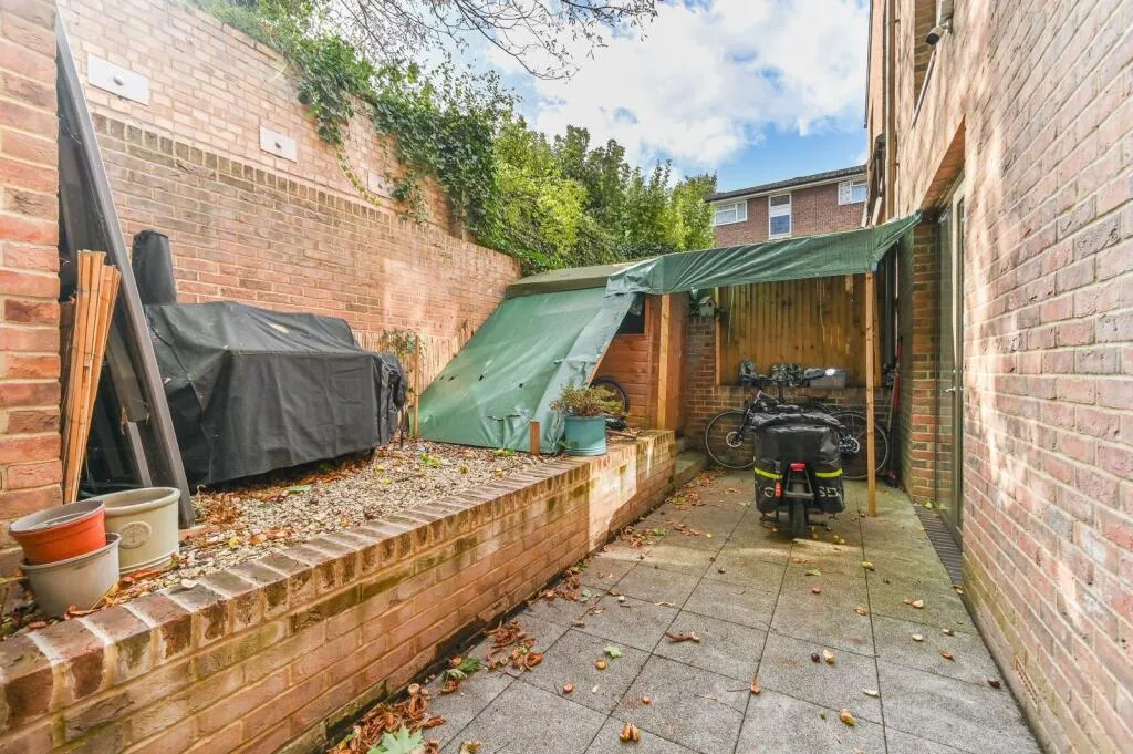 3 bedroom semi-detached house for rent