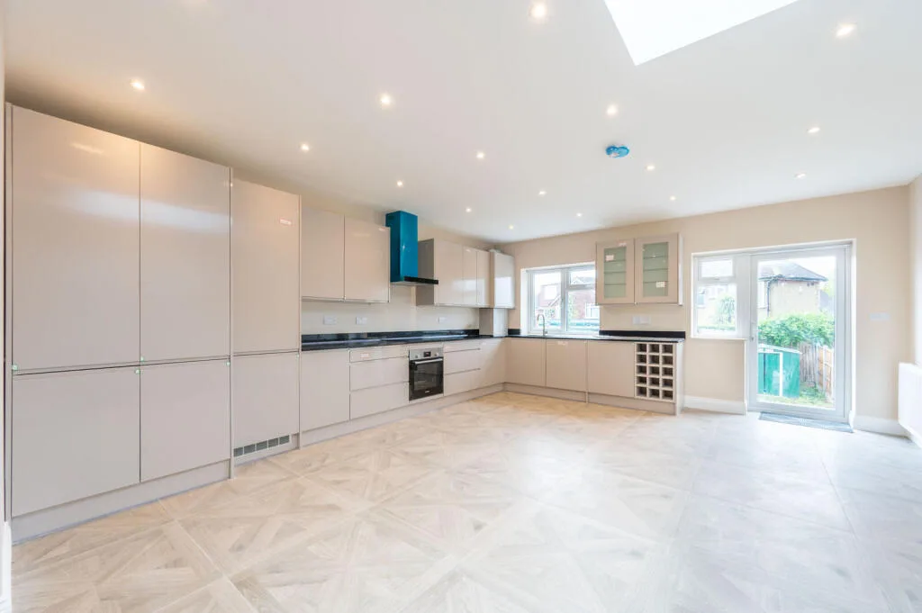 5 bedroom end of terrace house for rent