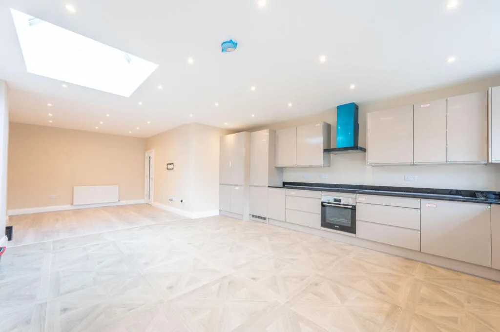 5 bedroom end of terrace house for rent
