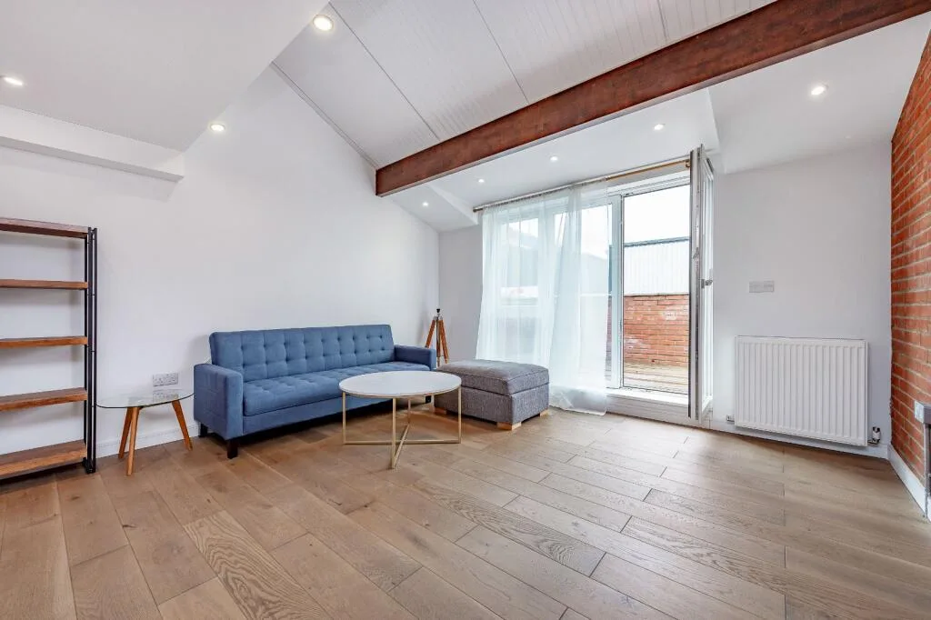 2 bedroom end of terrace house for rent