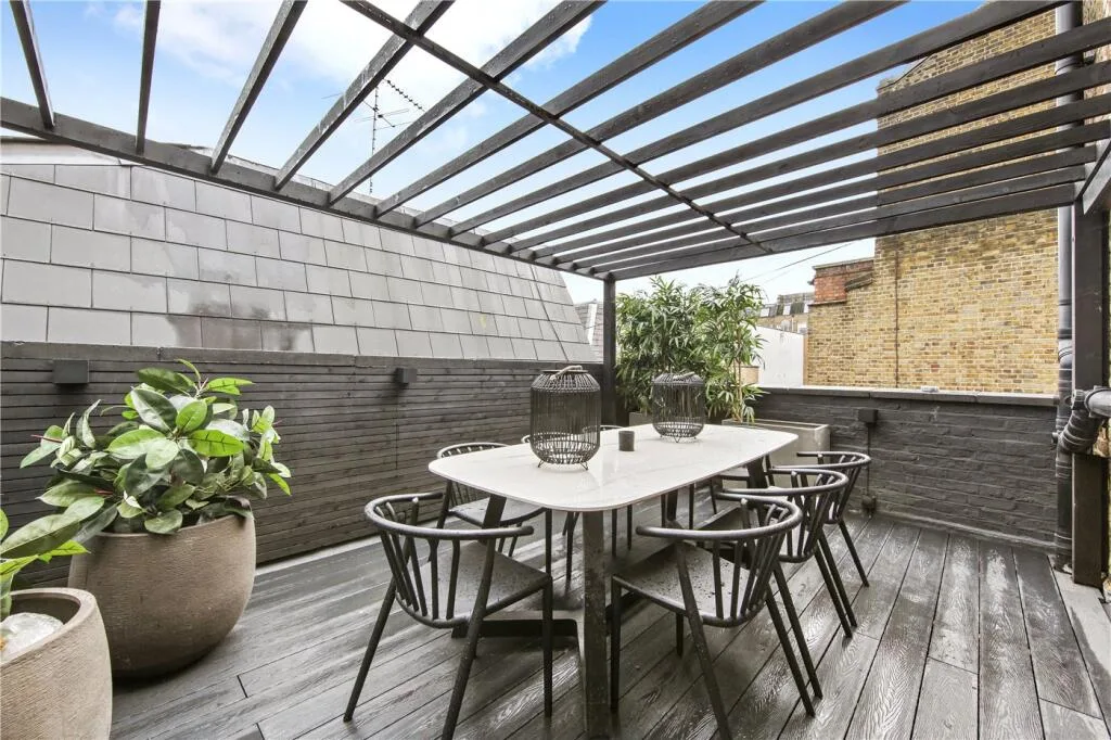 2 bedroom maisonette for rent