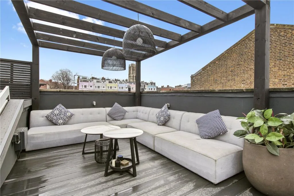 2 bedroom maisonette for rent