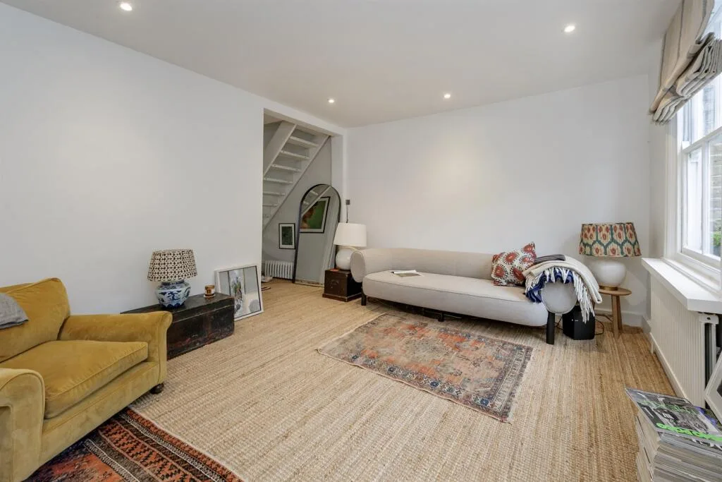 2 bedroom maisonette for rent