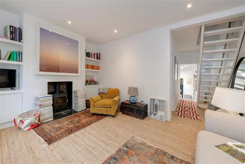2 bedroom maisonette for rent