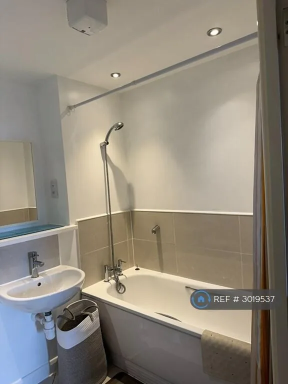 2 bedroom penthouse for rent