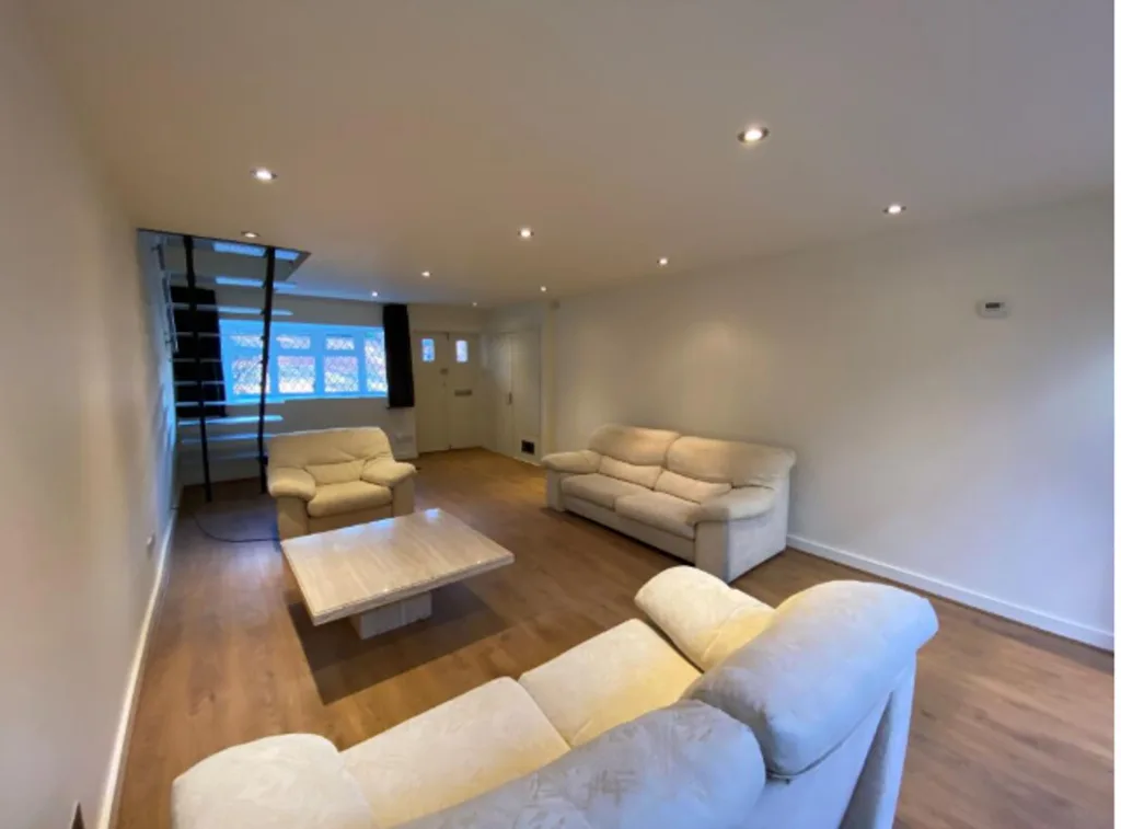 3 bedroom mews property for rent