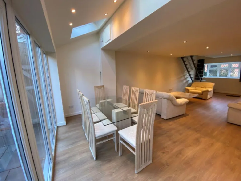 3 bedroom mews property for rent