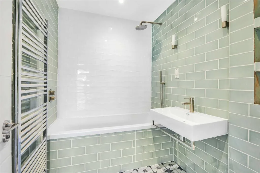 3 bedroom end of terrace house for rent