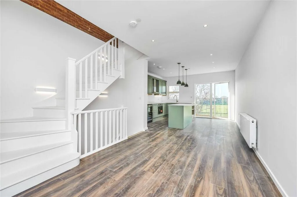 3 bedroom end of terrace house for rent