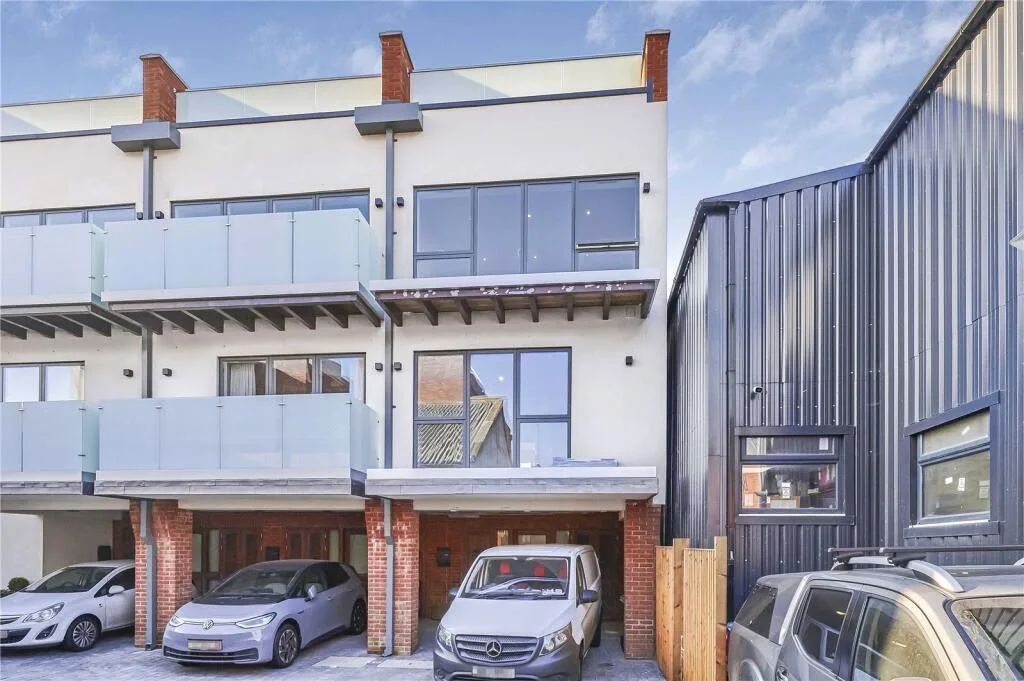 3 bedroom end of terrace house for rent