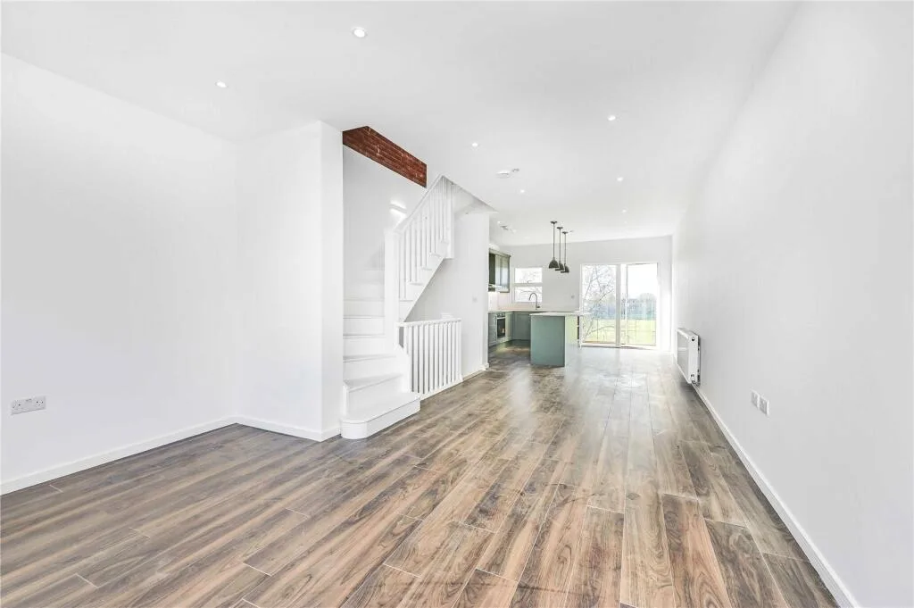 3 bedroom end of terrace house for rent