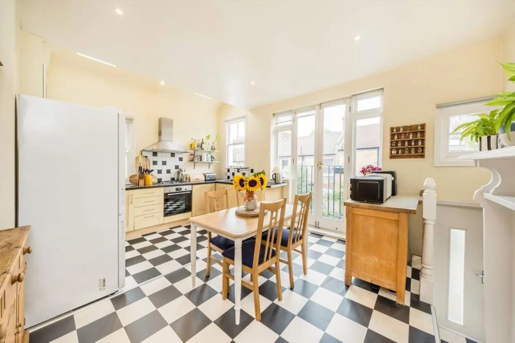 3 bedroom flat for rent