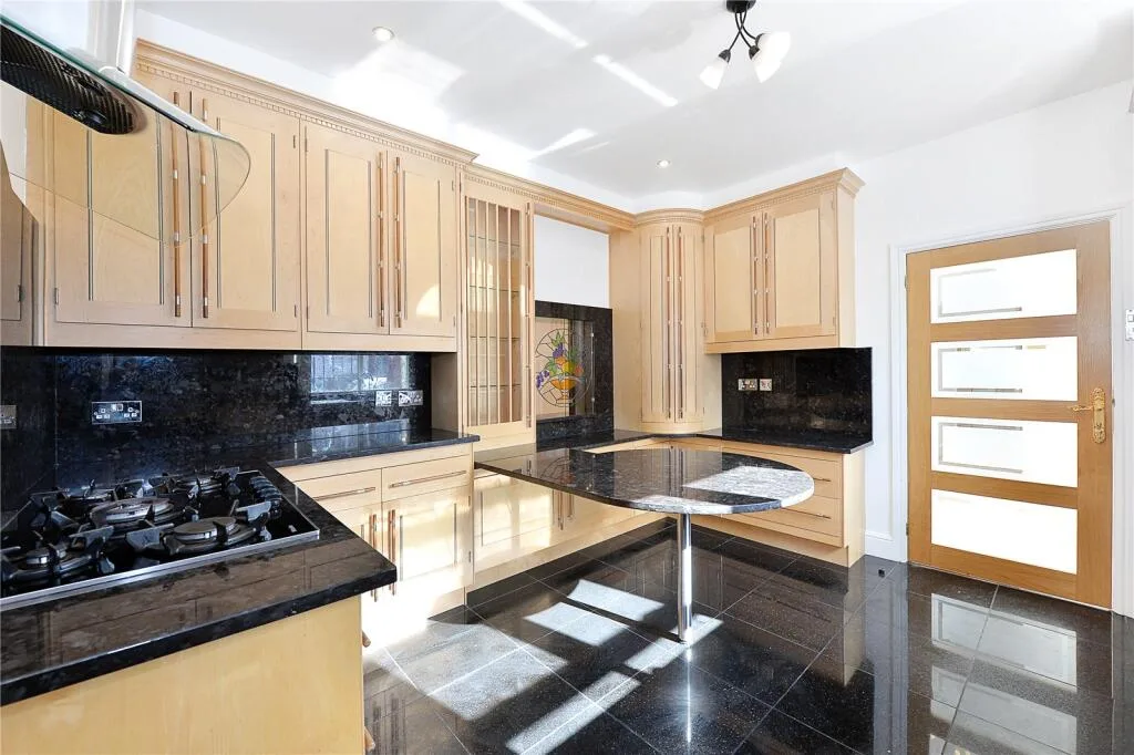 5 bedroom detached house for rent