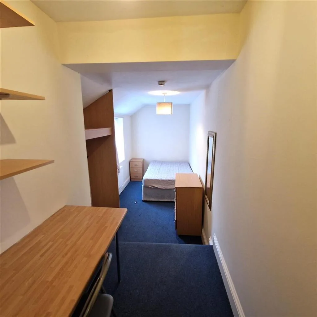 6 bedroom terraced house for rent