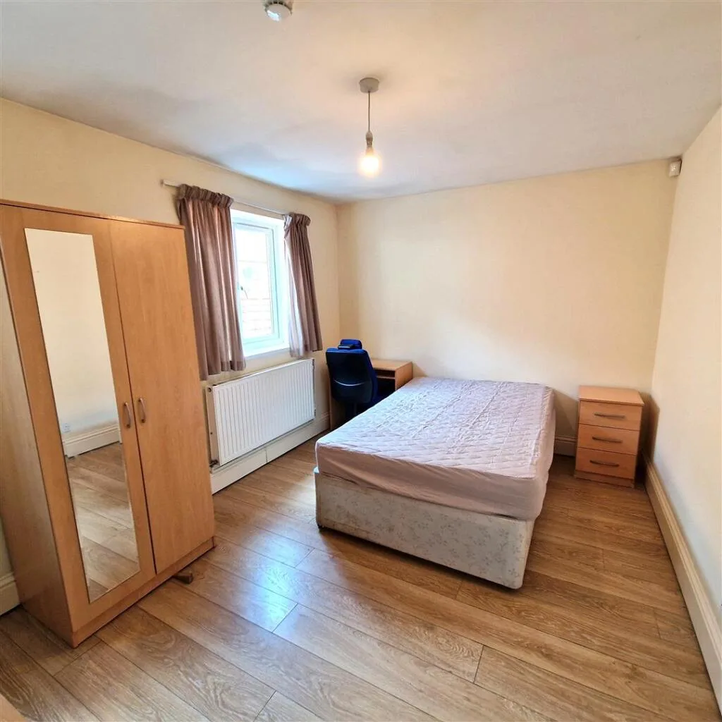 6 bedroom terraced house for rent