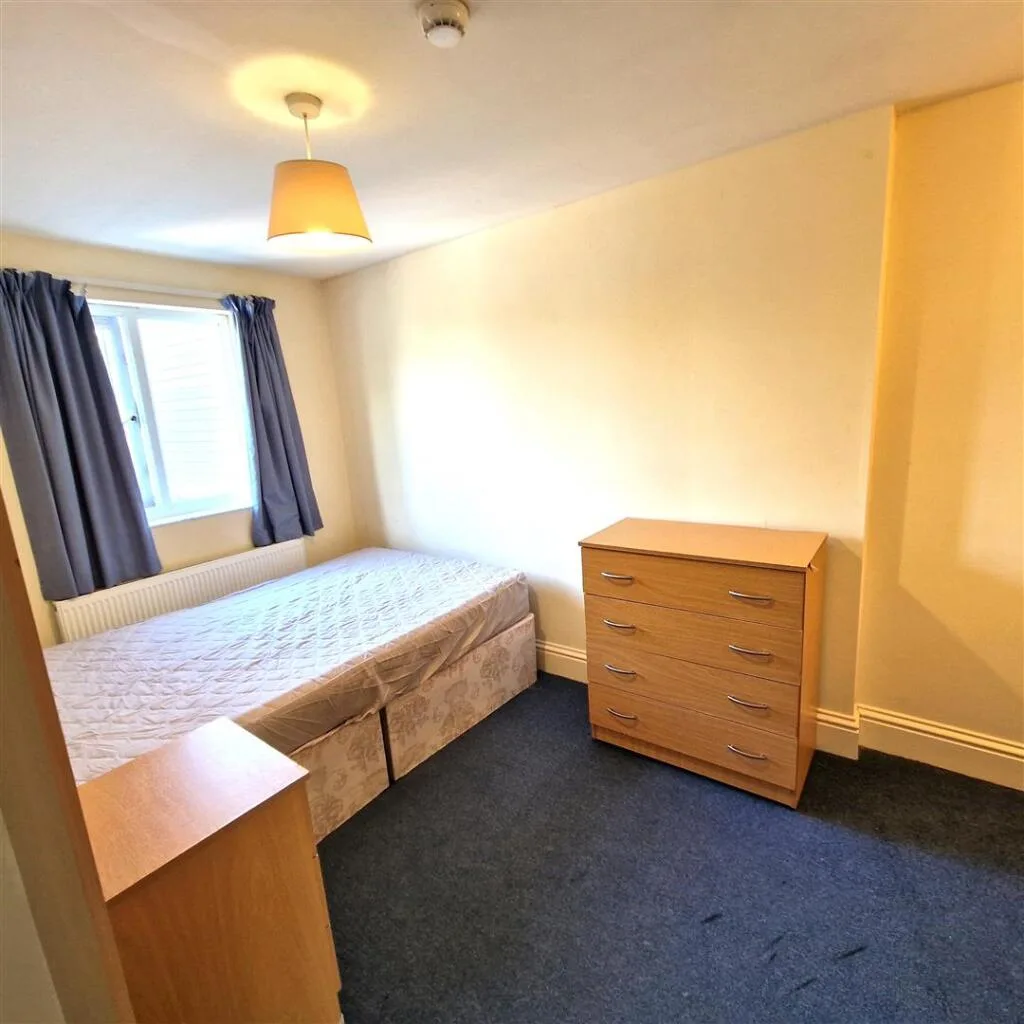 6 bedroom terraced house for rent
