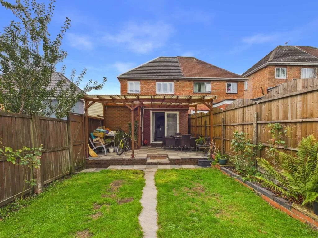 3 bedroom semi-detached house for rent