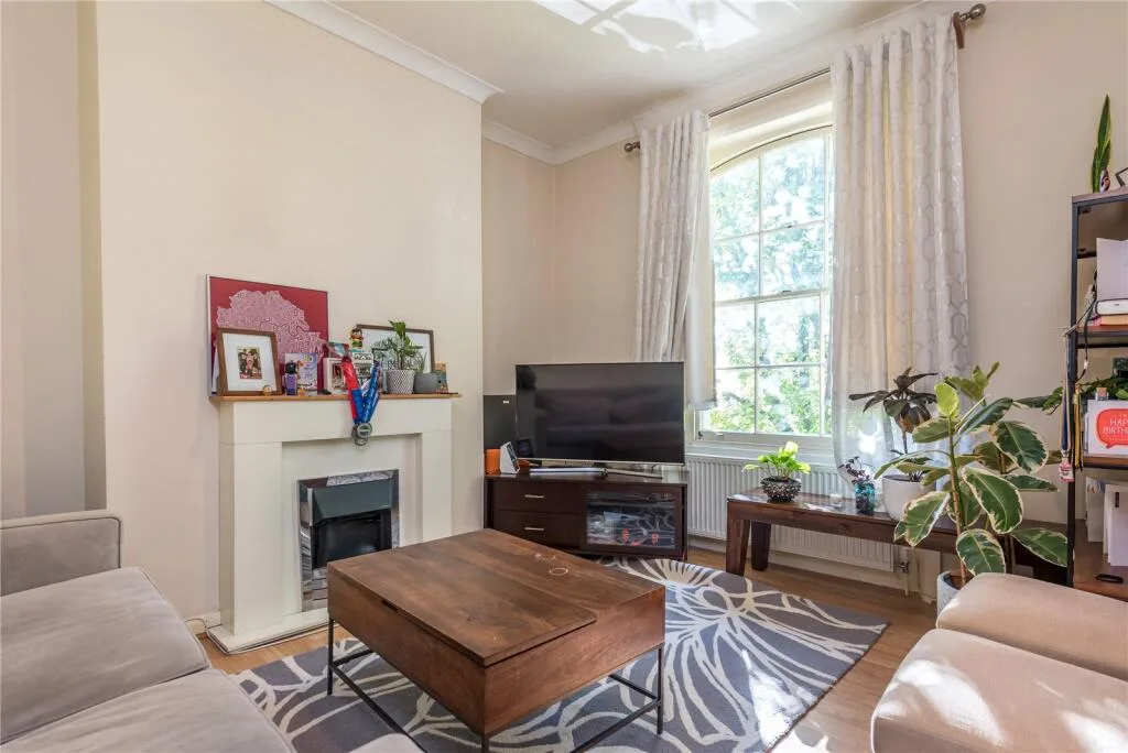 2 bedroom maisonette for rent