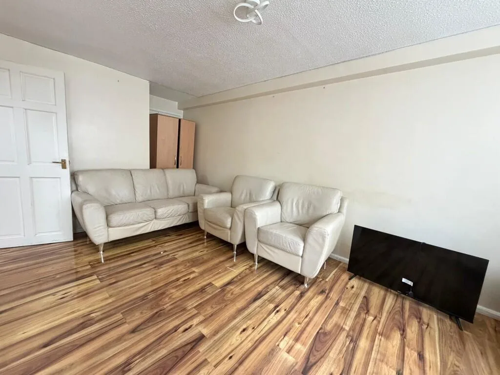 5 bedroom semi-detached house for rent