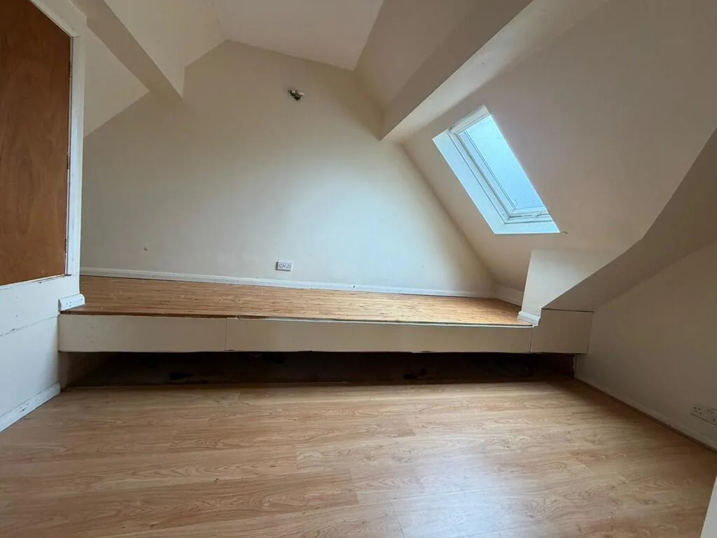 5 bedroom semi-detached house for rent