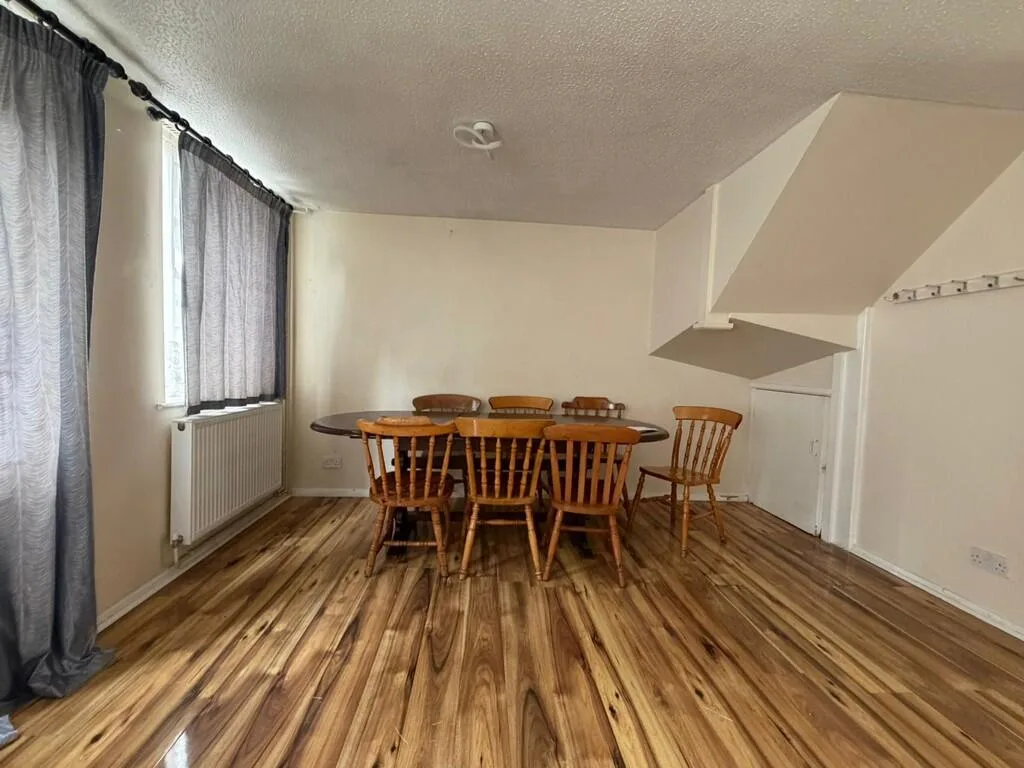5 bedroom semi-detached house for rent