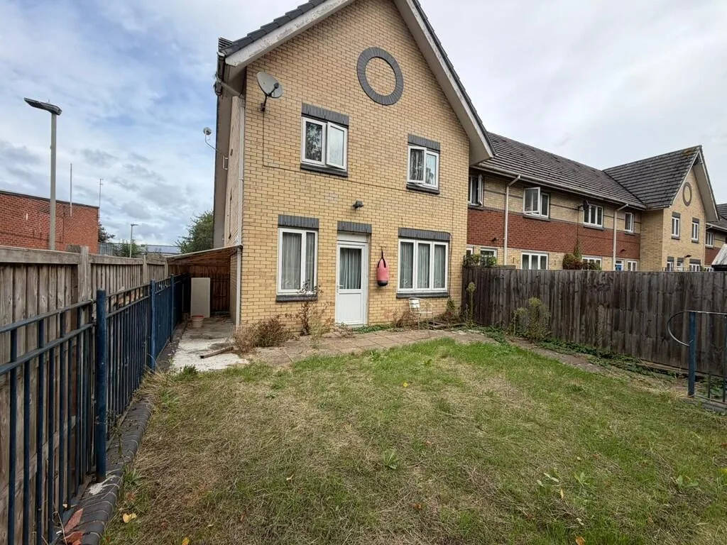 5 bedroom semi-detached house for rent
