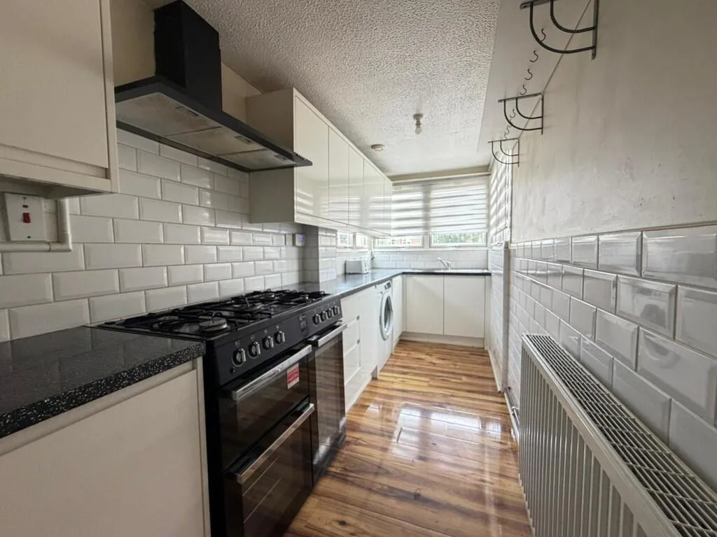 5 bedroom semi-detached house for rent