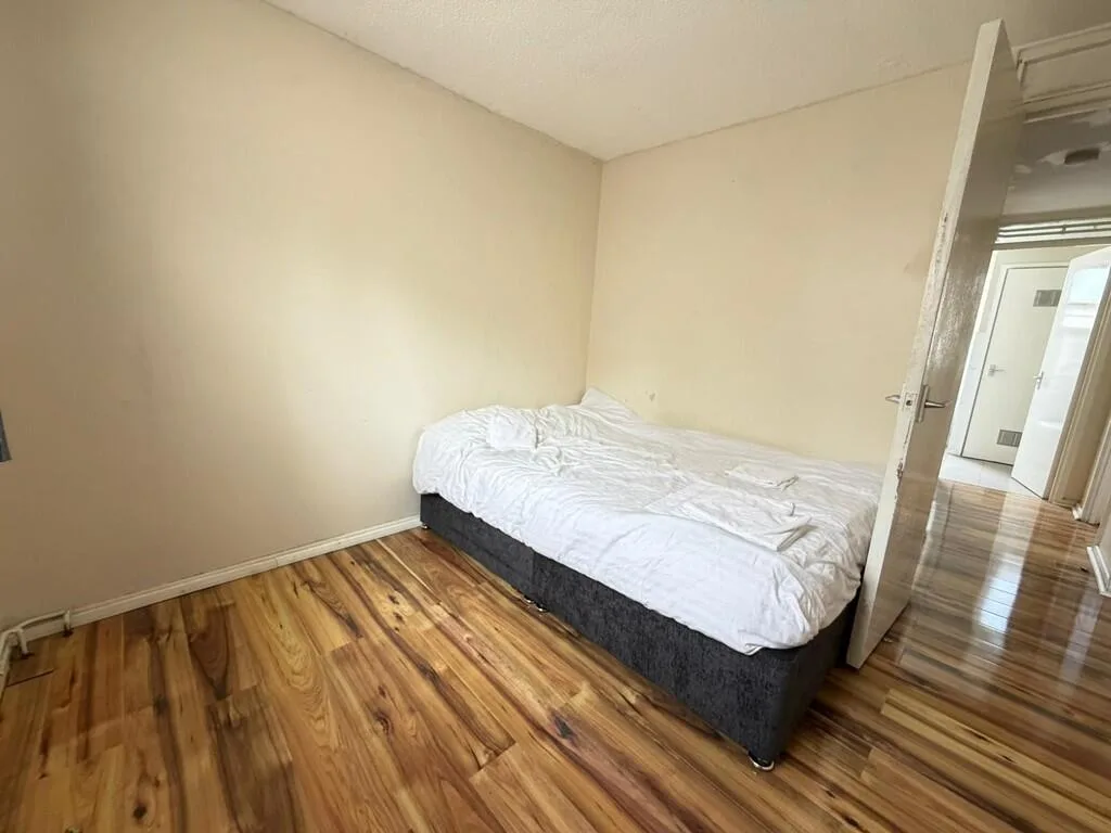 5 bedroom semi-detached house for rent