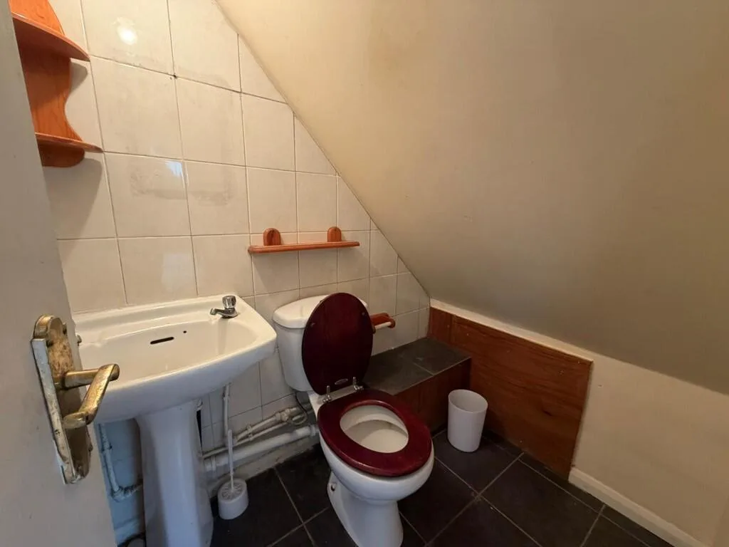 5 bedroom semi-detached house for rent