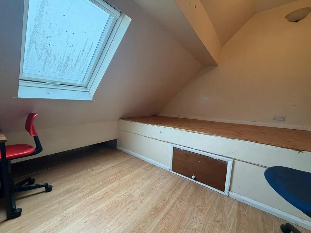 5 bedroom semi-detached house for rent