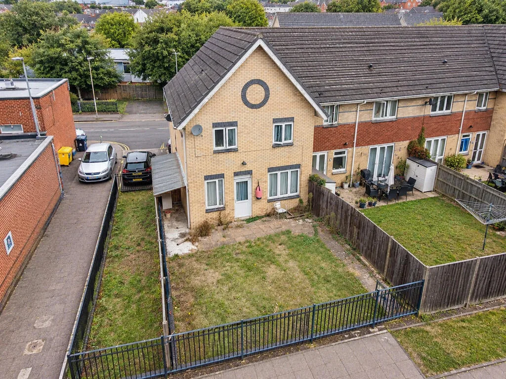 5 bedroom semi-detached house for rent