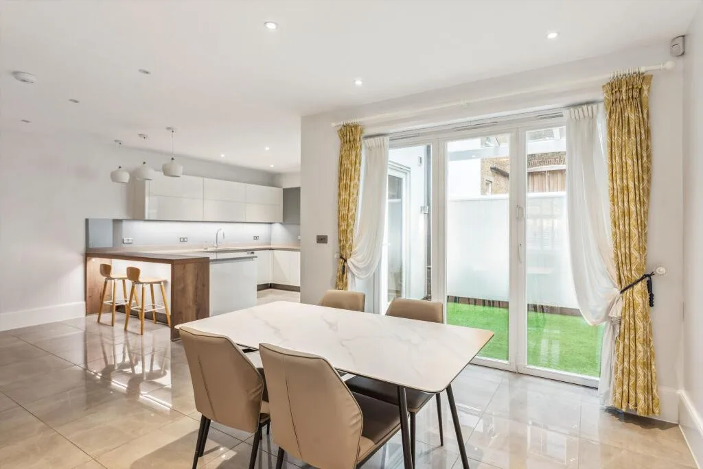 5 bedroom town house for rent