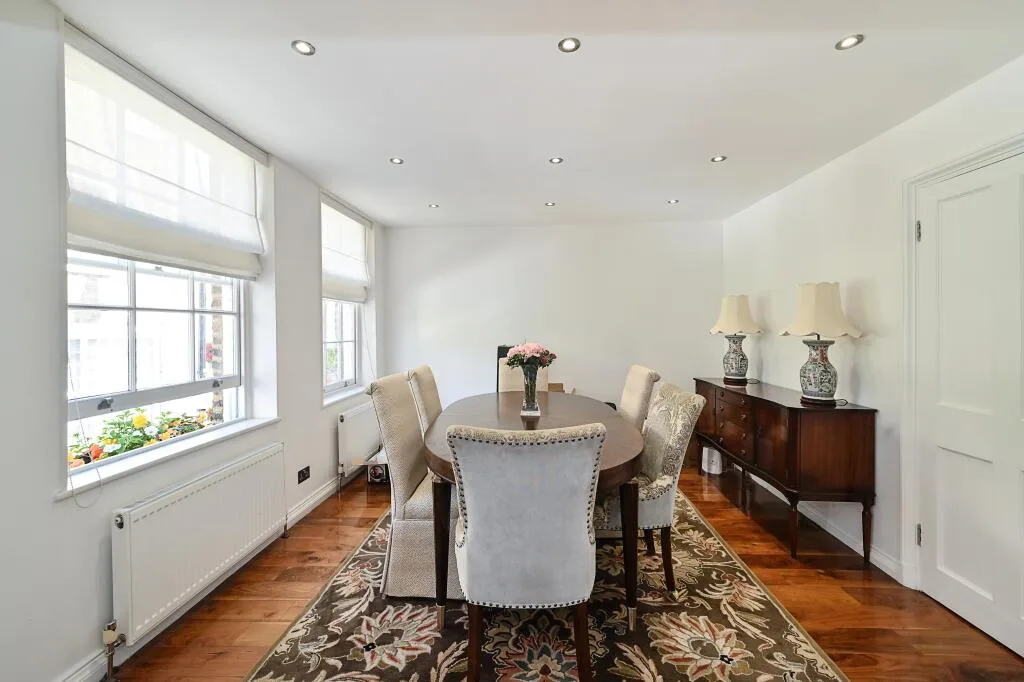 3 bedroom mews property for rent