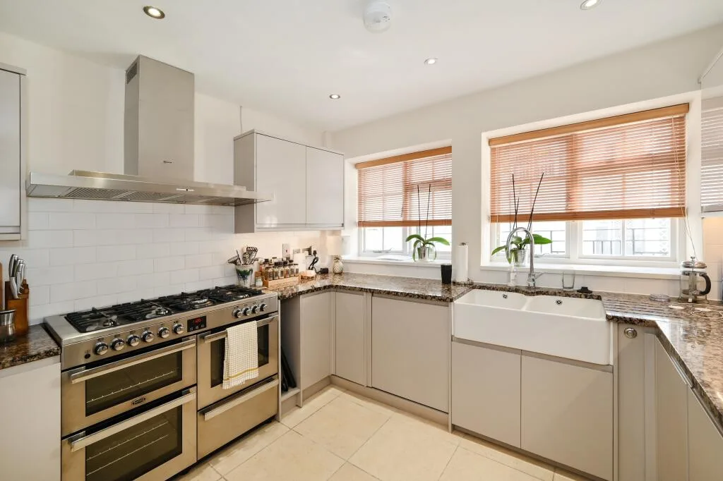 3 bedroom mews property for rent